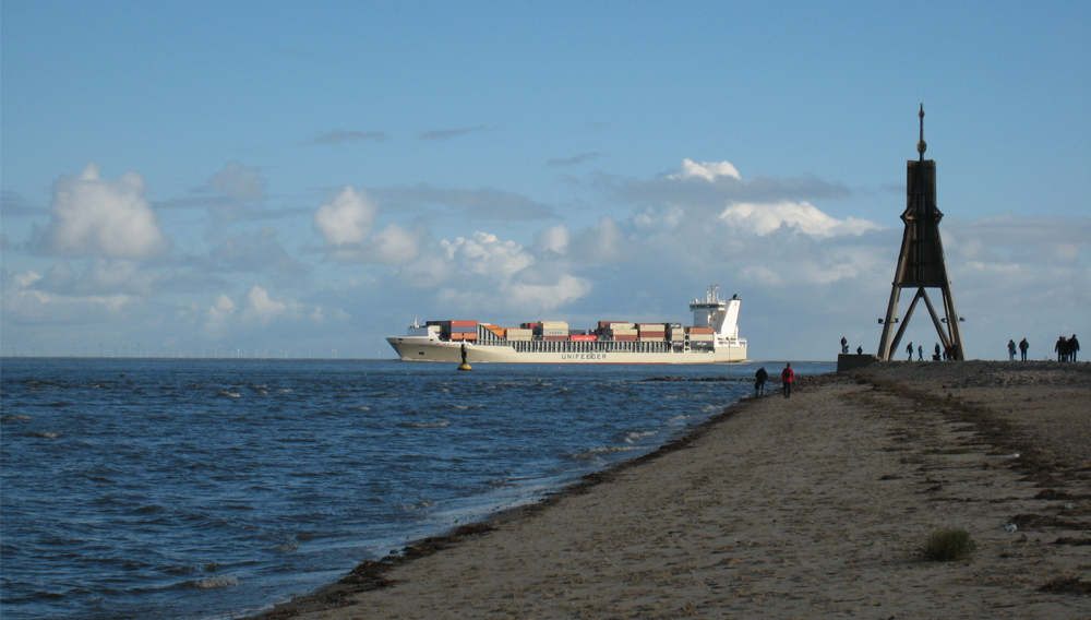 Containerschiff an Elbmündung Cuxhaven (R. Bläsius)