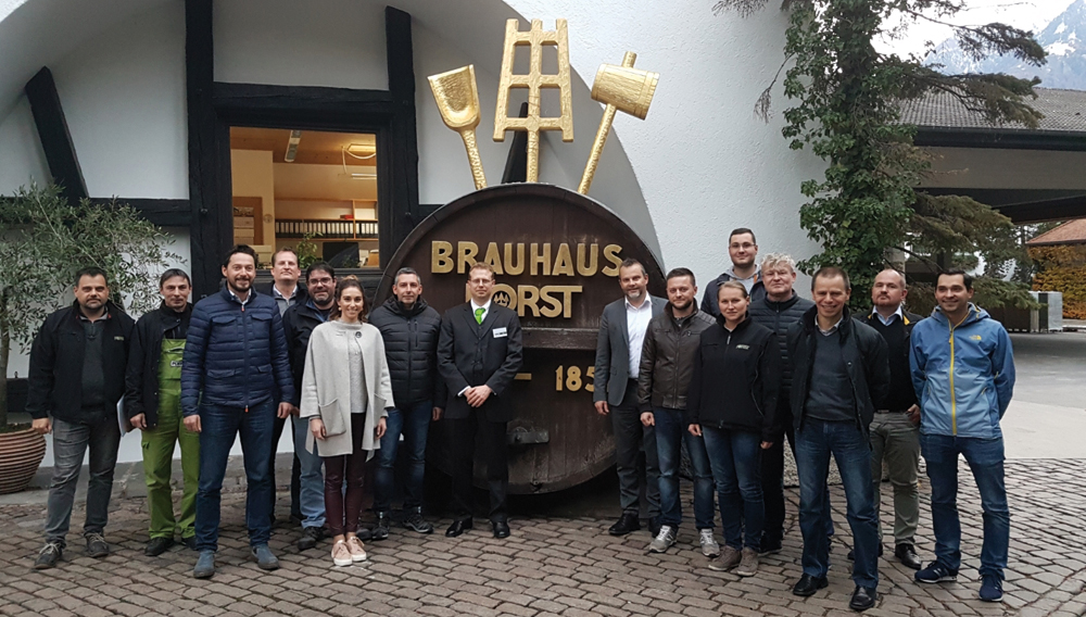 Alexander Rokweiler (Mi.) mit den Mitarbeitern der Spezialbier-Brauerei