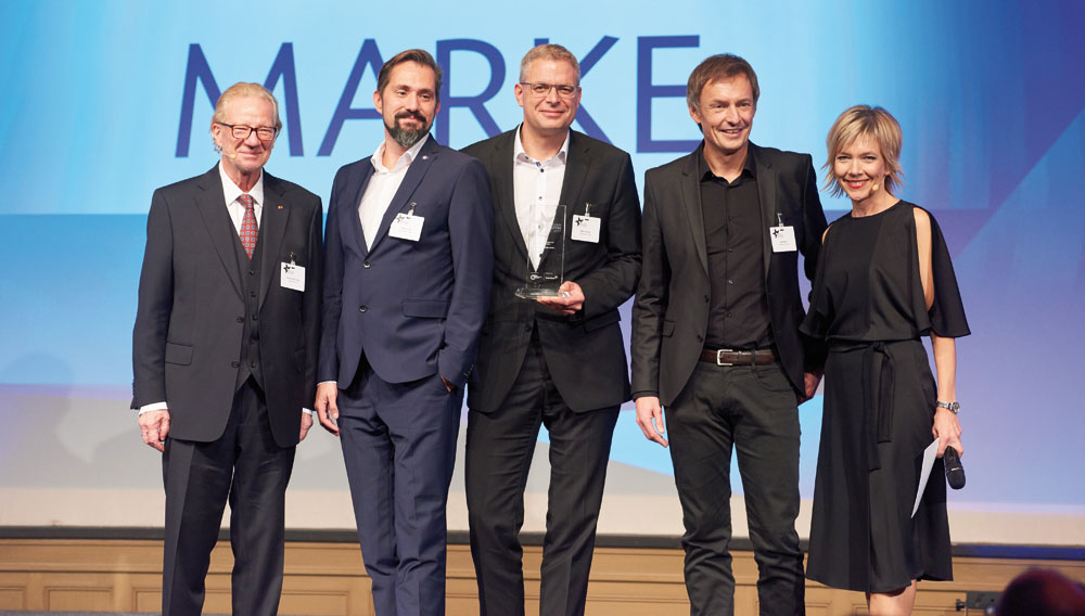 Jeff Maisel (2.v.re.), Marc Goebel (Mi.) und Olivier Tost (2.v.li.) nahmen die Auszeichnung in der Kategorie „Marke“ entgegen (Foto: MG RTL D / Andreas Mann)