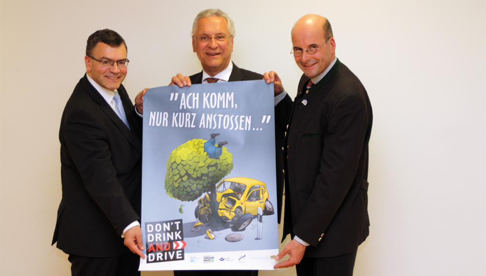Bayerns Innenminister Joachim Herrmann (Mi.) präsentiert in München gemeinsam mit Dr. Florian Herrmann (li.) und Dr. Lothar Ebbertz das neue Kampagnenplakat