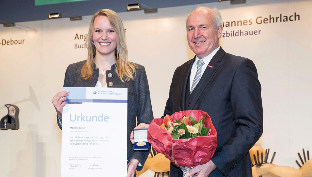 Marlene Speck und Franz Xaver Peteranderl bei der Urkundenverleihung