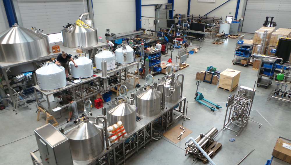 In der Produktionshalle von BrauKon werden schlüsselfertige Brauereianlagen für Brauereien weltweit hergestellt