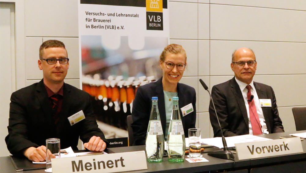 (v.li.) Dr. Torben Meinert, Henrike Vorwerk und Winfried Manke beim 47. Braugerstenseminar der VLB in Berlin