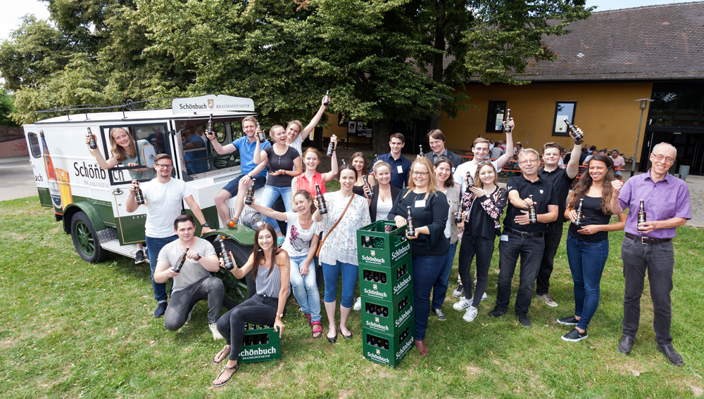 Die Mitwirkenden am Humboldt reloaded-Projekt freuen sich über das Jubiläumsbier (Foto: Universität Hohenheim / Sacha Dauphin)