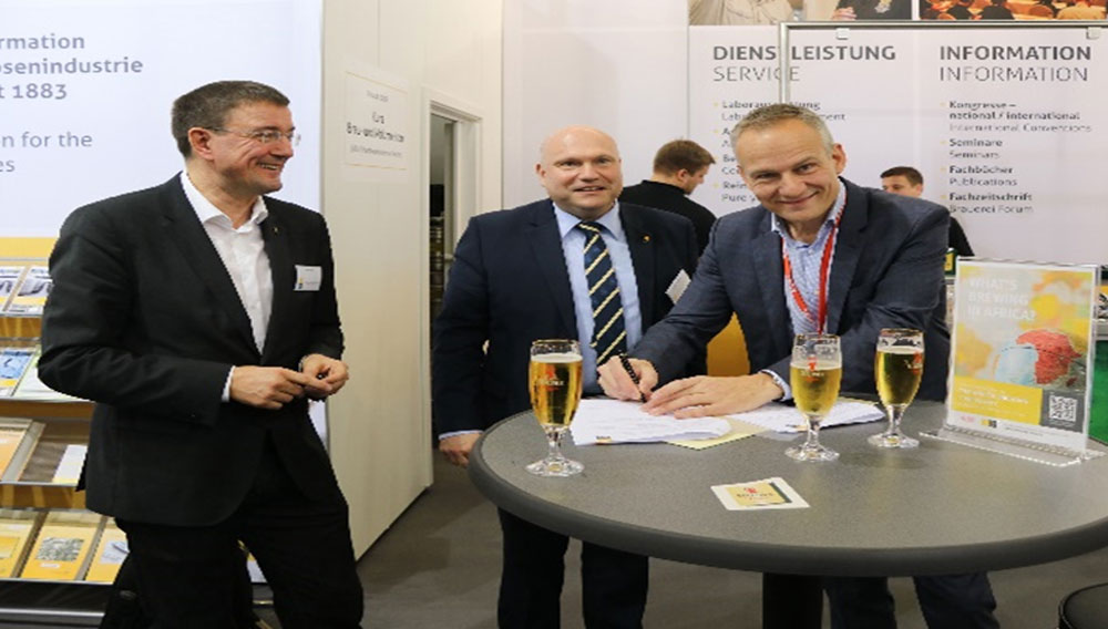 Signing the cooperation agreement for the Africa Brewing Conference 2019 at the VLB stand at the BrauBeviale 2018 in Nuremberg: Olaf Hendel, Josef Fontaine (both VLB Berlin) and Jens Eiken (DuPont) (Photo: VLB Berlin)