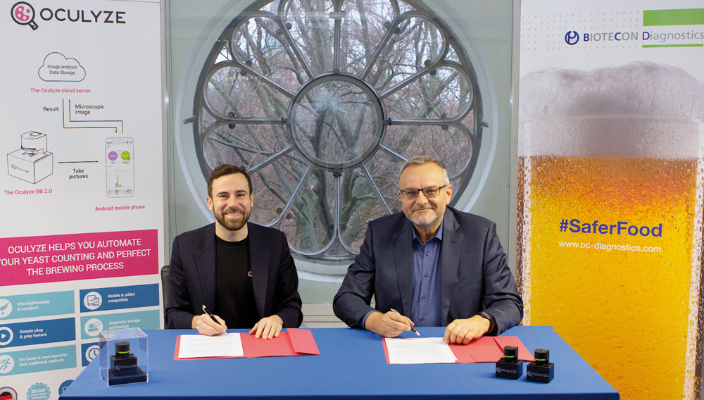 Kilian Moser und Alois Schneiderbauer bei der Unterzeichnung des Vertrags zur strategischen Partnerschaft von Oculyze und Biotecon