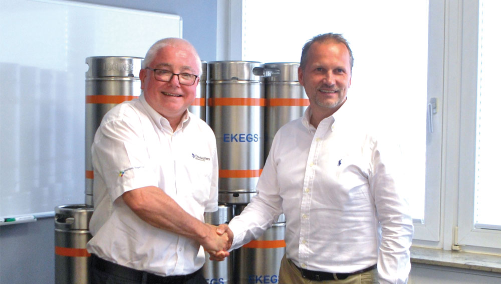 David Beswick (li.), Close Brothers Brewery Rentals und Torsten Hiller, Logipack
