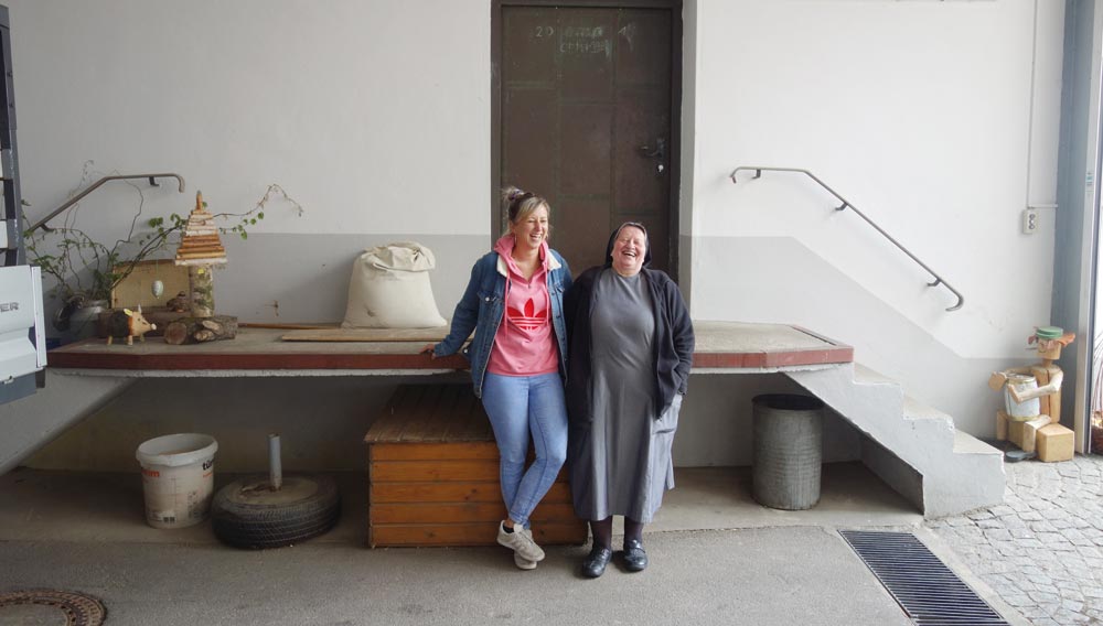 Schwester Doris und Autorin Vanessa Starck (Foto: kommunikation.pur)