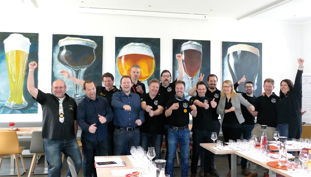 Die Nationalmannschaft der Biersommeliers bei Weyermann (Foto: Simon Oelsner)