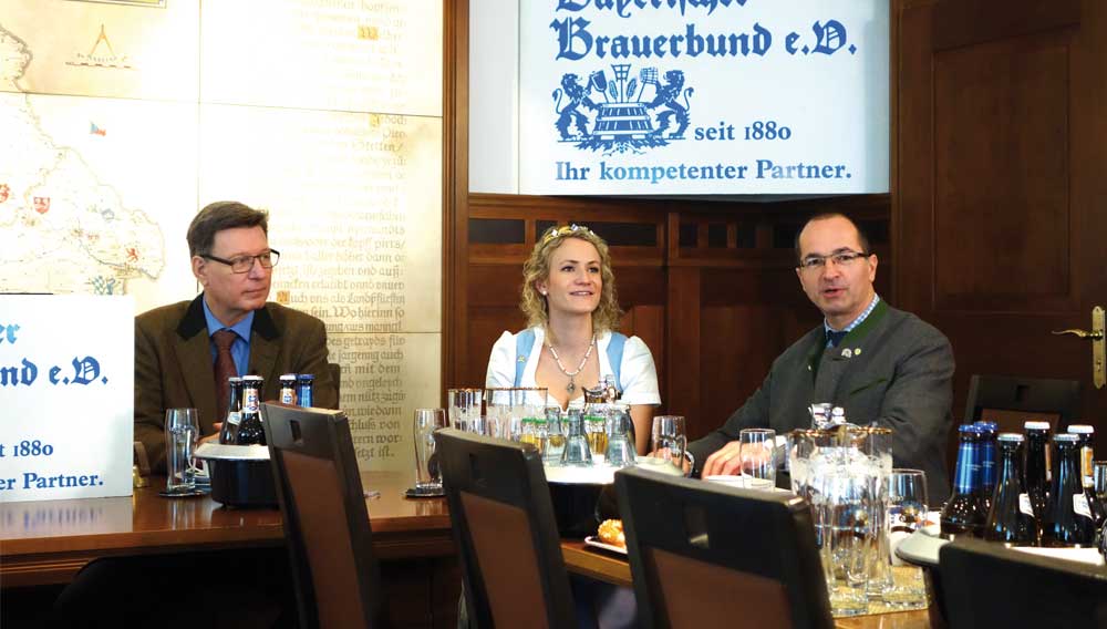 Georg Schneider (li.) mit Bierkönigin Johanna Seiler und Walter König