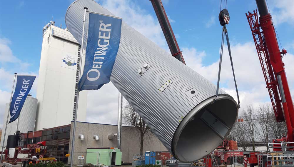 Aufstellen der Drucktanks in der Oettinger Brauerei