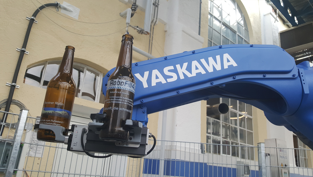 Yaskawa Motoman MH 24 Handling-Roboter mit Doppelgreifer in der RoboFill 4.0 Pilotanlage