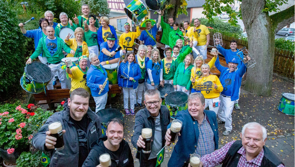 : Feierten Bier und Samba im Brauereigasthof Kundmu00fcller: Alexandre Bazzo (2. V. li.) mit Braumeistern vor der Sambagruppe Bateria Quem E (Foto: Renu00e9 Ruprecht)