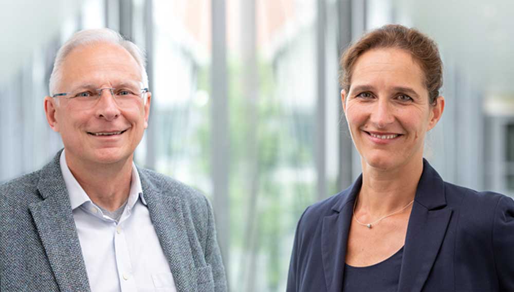 Prof. Andrea Büttner (l.) übernahm von Prof. Horst-Christian Langowski die geschäftsführende Leitung des Fraunhofer IVV