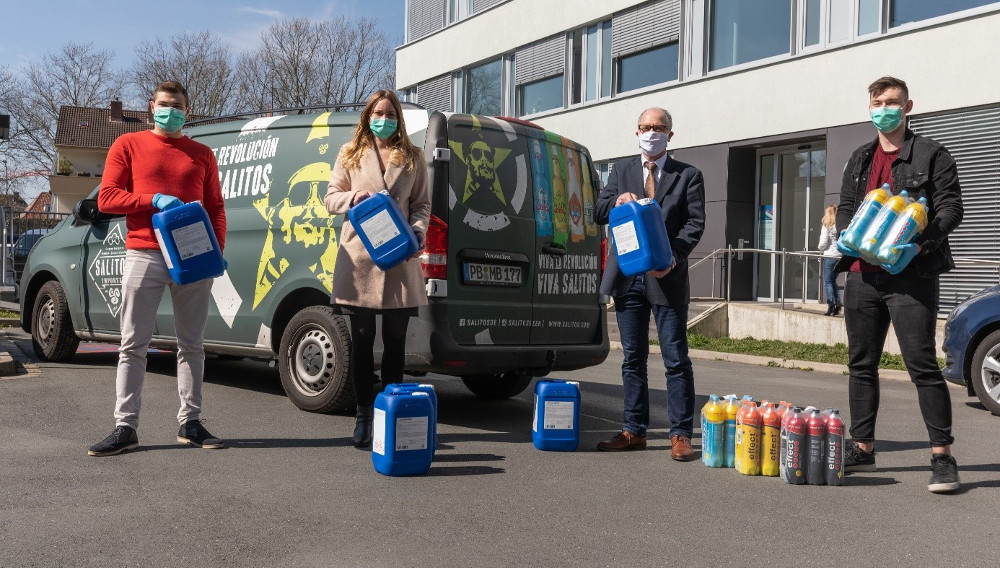 MBG Mitarbeiter und Landrat Müller verteilen die erste Charge Desinfektionsmittel in sozialen Einrichtungen in Paderborn
