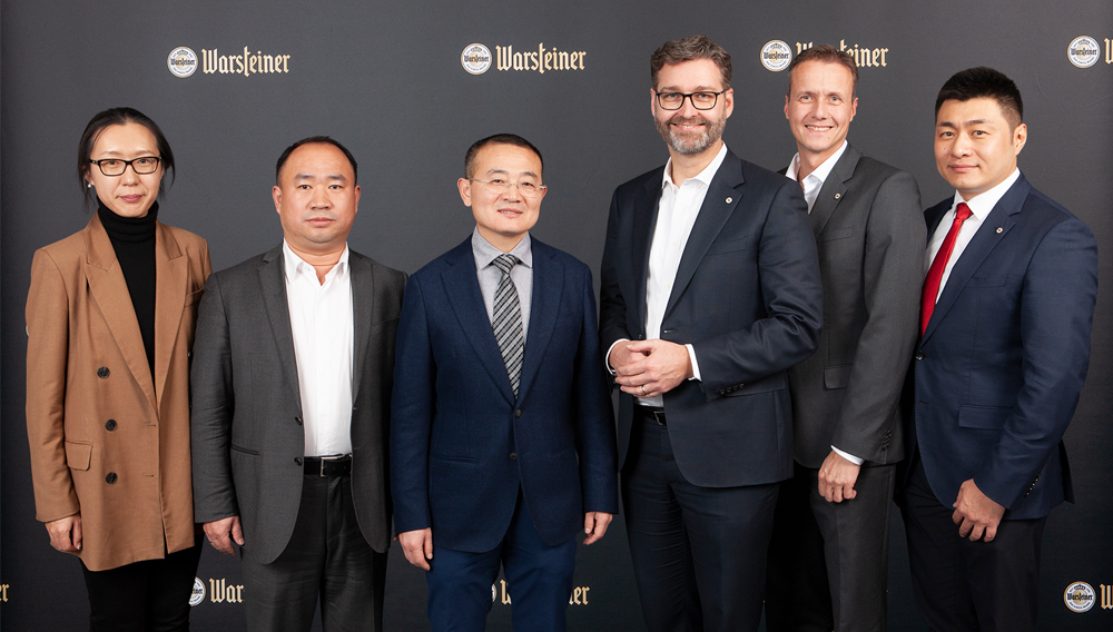 Die chinesischen Kollegen wurden vom Warsteiner Team zur Besichtigung der Waldparkbrauerei in Warstein begrüßt (Foto: Warsteiner)