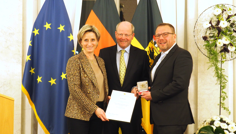 Nicole Hoffmeister-Kraut übergab die Medaille an Carl Glauner (Mi.), Inhaber der Alpirsbacher Klosterbräu, und Geschäftsführer Markus Schlör