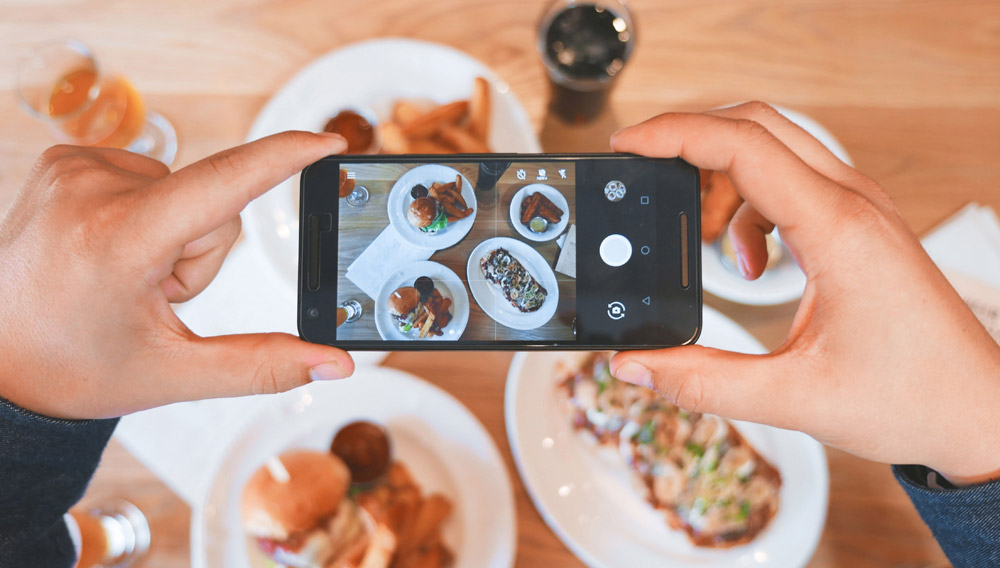 Essen, das mit dem Smartphone fotografiert wird (Foto: Eaters Collective on Unsplash)