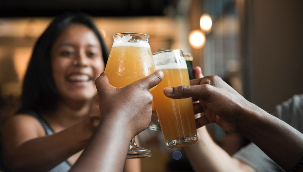 Gesellige Runde beim Bier trinken (Foto: Elevate on Pexels)