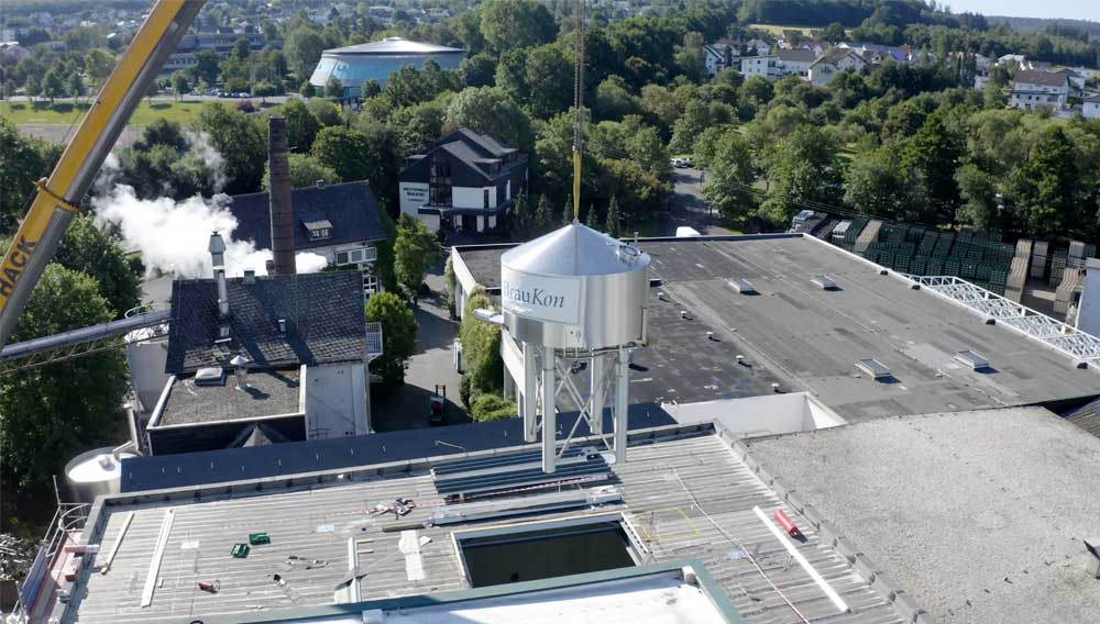 Per Kran schwebten die Sudhausgefäße am 25. Juni 2020 durch das Dach des neu errichteten Gebäudes an ihren neuen Bestimmungsort in der Westerwald-Brauerei