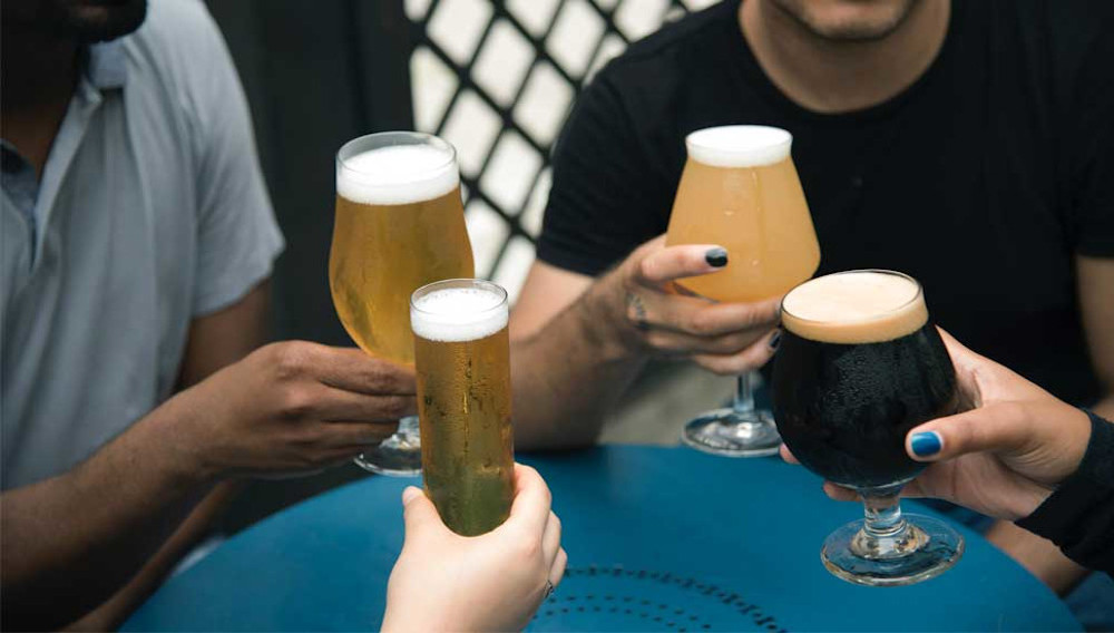 Gruppe stößt mit verschiedenen Bieren an (Foto: Elevate on Unsplash)