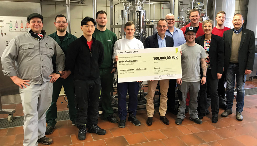 Freuen sich über eine außerordentliche Spende der König Brauerei in Höhe von 100000 EUR: Auszubildende und Lehrkräfte des Fritz-Henßler-Berufskollegs
