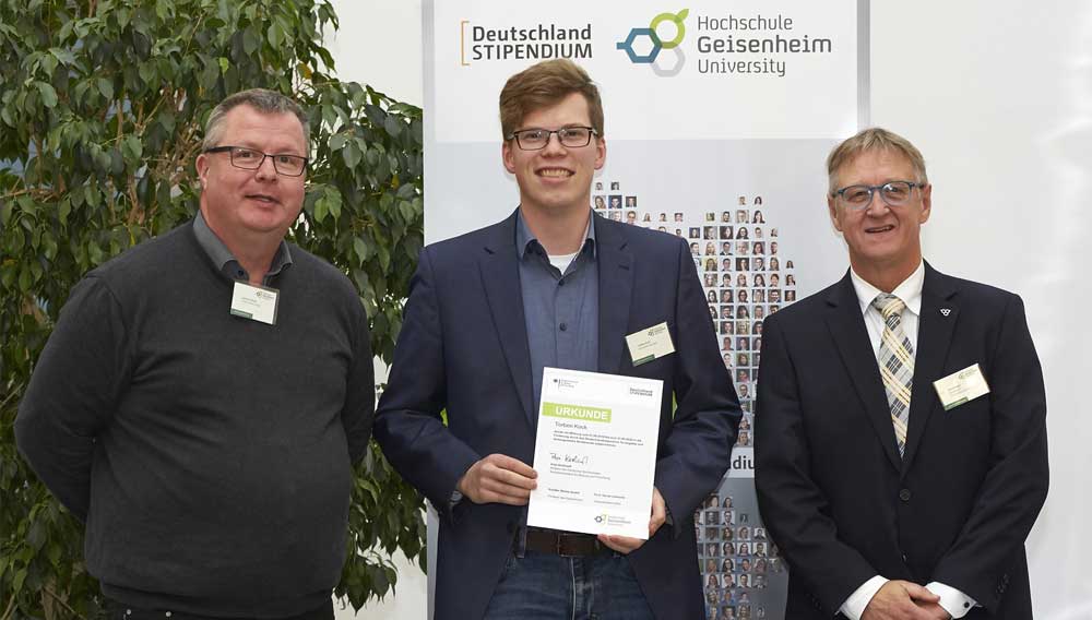 Torben Kock (Mi.) darf sich über ein Deutschlandstipendium im Studienfach Getränketechnologie freuen