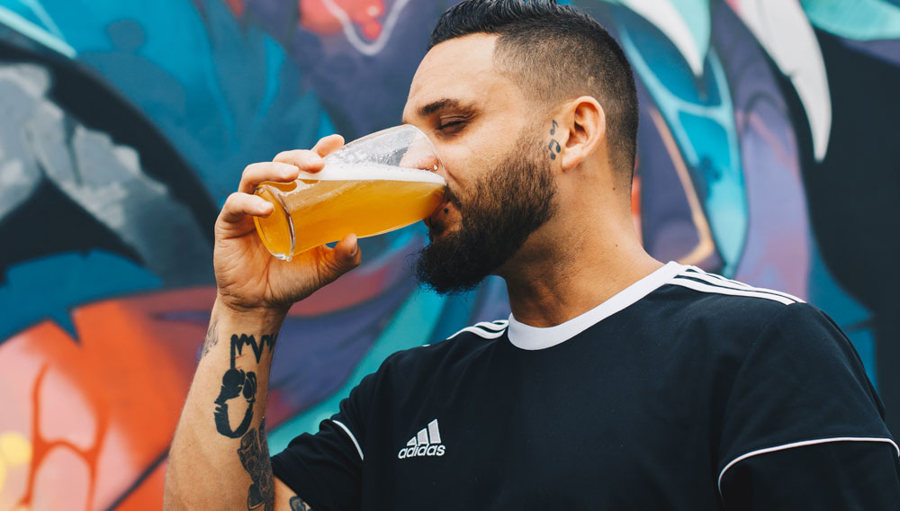 ein Mann trinkt Bier (Foto: Elevate form Pexels)
