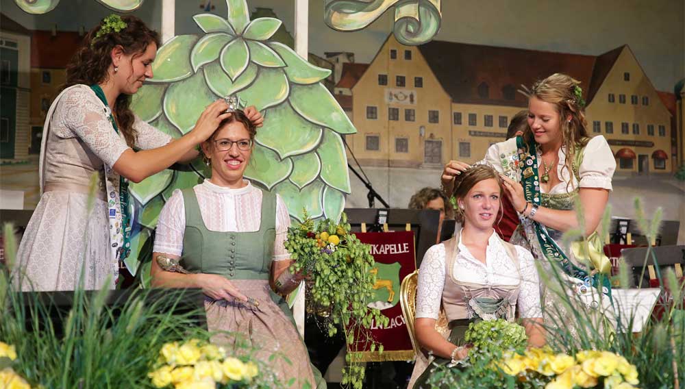 Krönung 2019 ( v.li.n.r): Katharina Maier, Theresa Hagl, Lisa Widmann, Maria Kirzinger (Foto: Hopfenpflanzerverband Hallertau e.V., Lutz Hädrich)