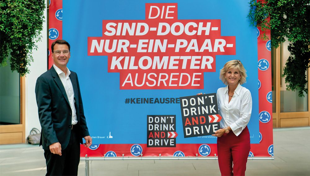 DBB-Präsident Dr. J. Lehmann (li.) präsentiert mit Drogenbeauftragter D. Ludwig die neue Plakatkampagne