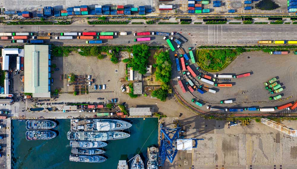 Luftaufnahme von einem Logistikterminal am Hafen (Foto: Tom Fisk on Pexels)
