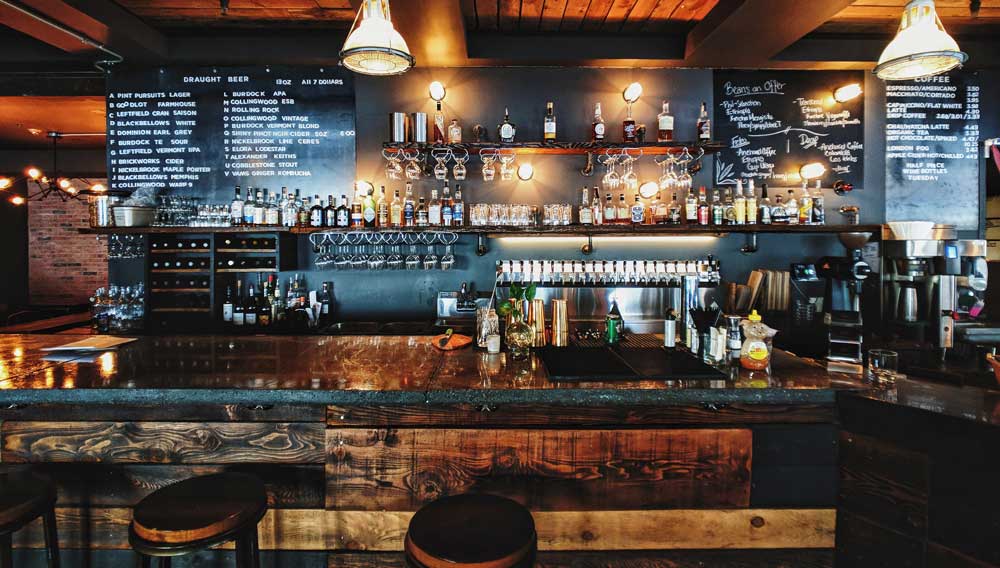 Bar (Foto: Patrick Tomasso auf Unsplash)