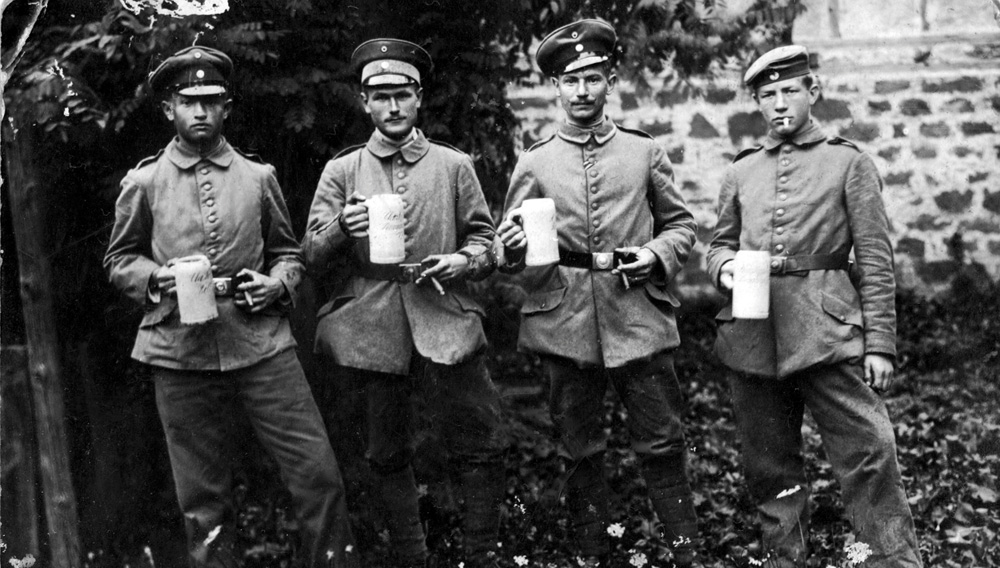 Soldaten im 1. Weltkrieg posieren mit einer Maß Bier für ein Foto (Quelle: CC-BY-SA 3.0, http://www.europeana1914-1918.eu/en/contributions/1269)