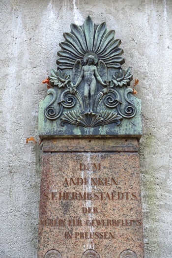 Grabstein von Sigismund Friedrich Hermbstädt, Dorotheenstädtischer Friedhof, Berlin-Mitte (Foto: Daderot/Wikimedia Commons)