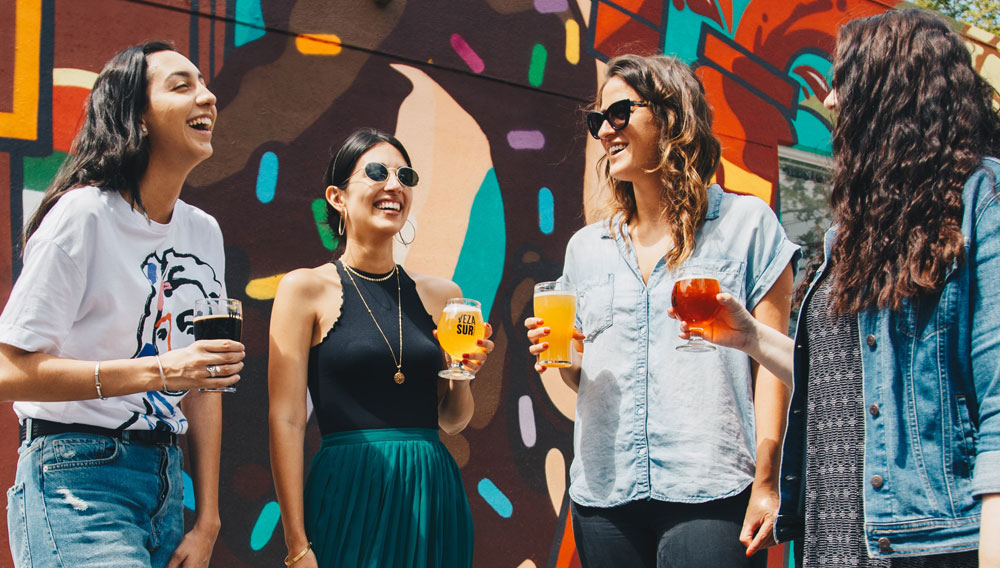 Vier junge Frauen trinken gemeinsam Bier (Foto: Elevate on Unsplash)