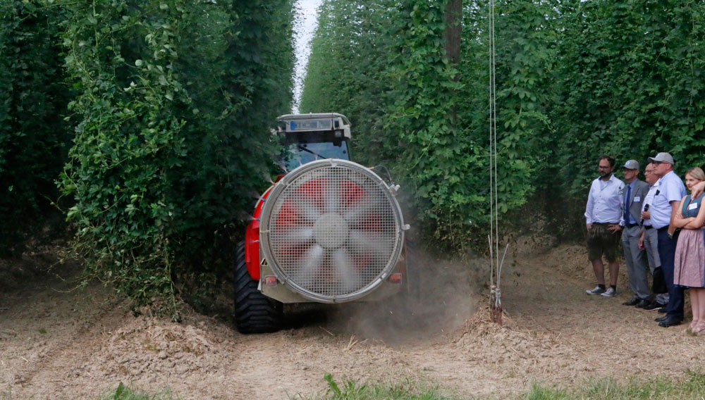 Traktor bei Pflanzenschutzspritzung im Hpfen