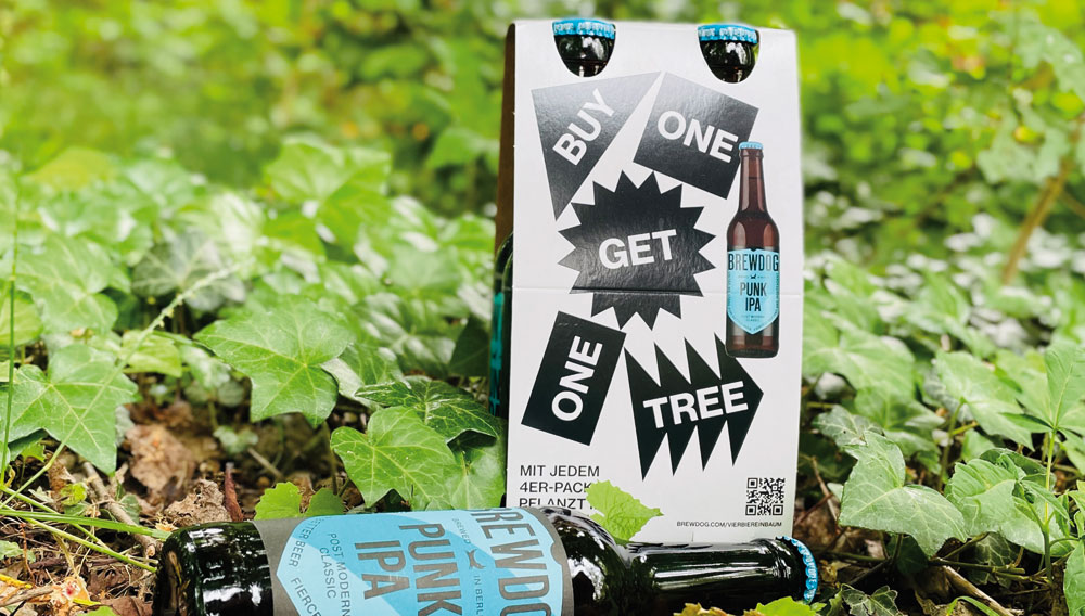 Bierflaschen mit BrewDogs Punk IPA und Werbeverpackung Buy One Get One Tree