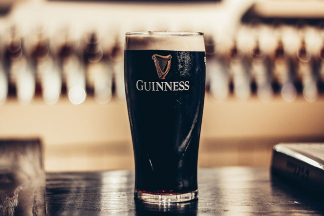 Guinness Stout im Glas (Quelle: Erik Jacobson on Unsplash)