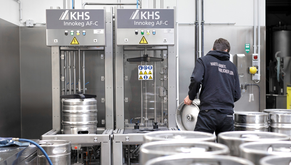 Die installierte Anlage zur Fassreinigung und -füllung von KHS in der Brauerei Bergmann in Düsseldorf