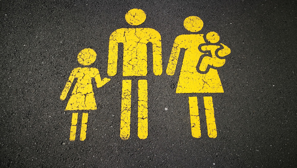 Icon einer vierköpfigen Familie in Gelb auf schwarzem Hintergrund (Foto: Sandy Millar, Unsplash)