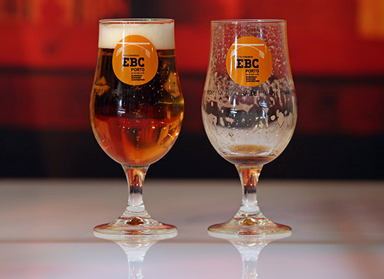 ein volles und ein leeres EBC Bierglas (Foto: The Brewers of Europe)