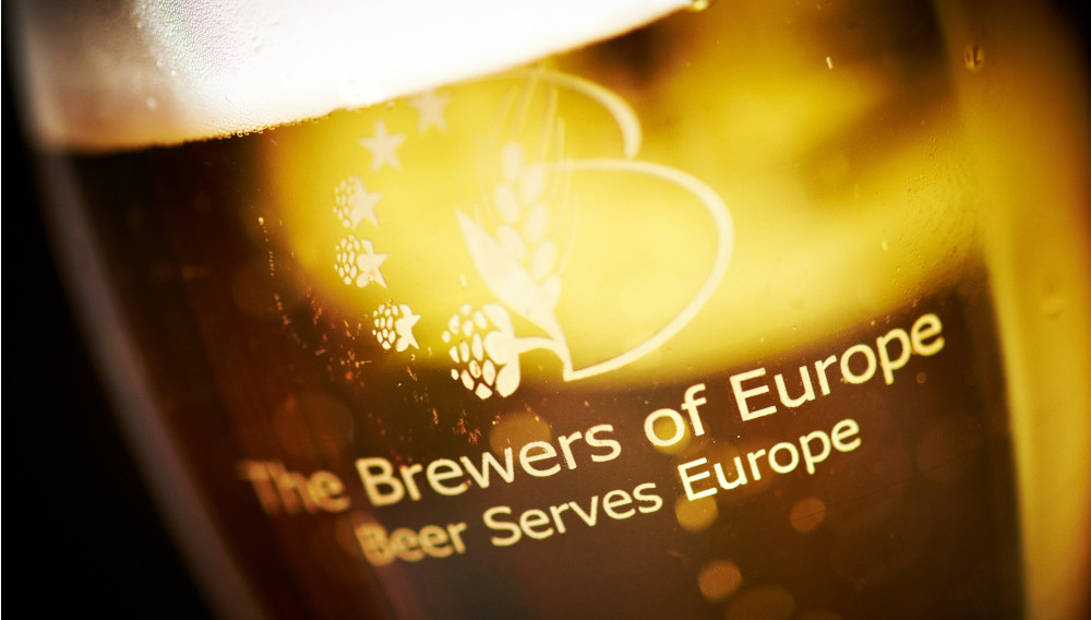 Bierglas mit Brewers of Europe Logo (Foto: The Brewers of Europe)