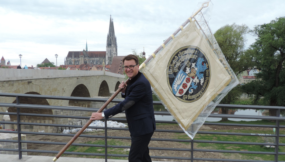 Präsident Dr. Jörg Lehmann mit der Fahne des VeW (Foto: VeW)