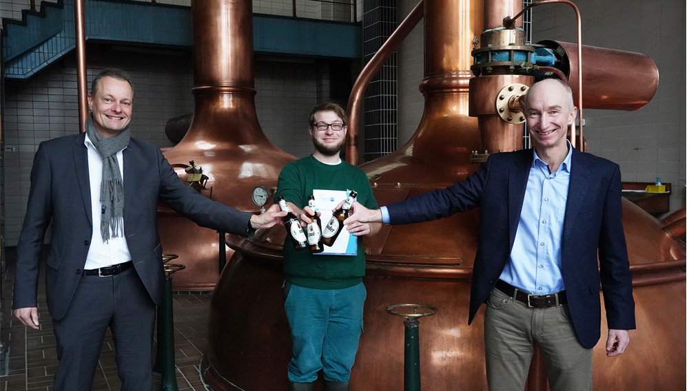 Stoßen mit dem nötigen Abstand an (v. li.): Brauereichef Axel Stauder, Marc Tintel und Dr. Thomas Stauder