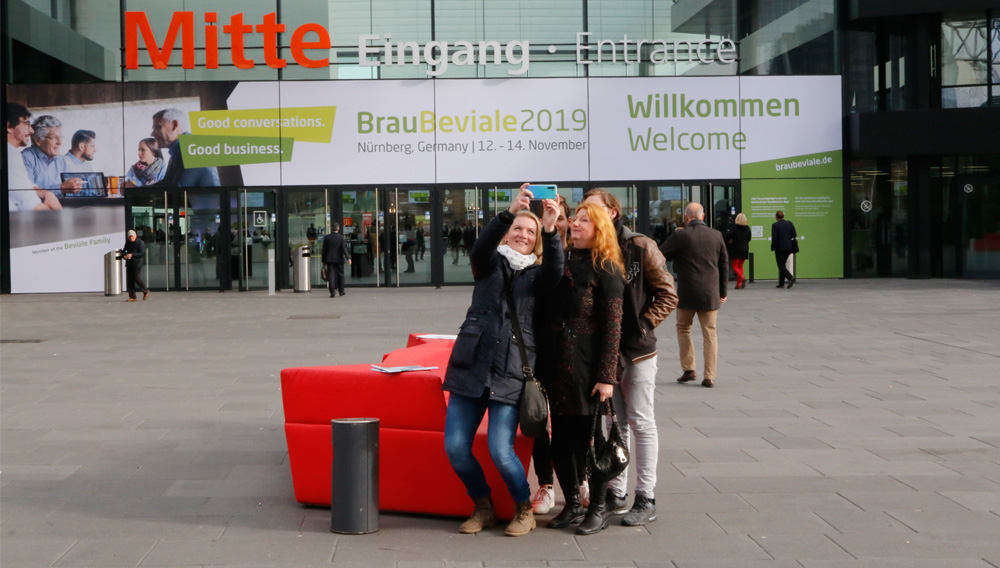 Eine Besuchergruppe vor dem Eingang des Messezentrums Nürnberg