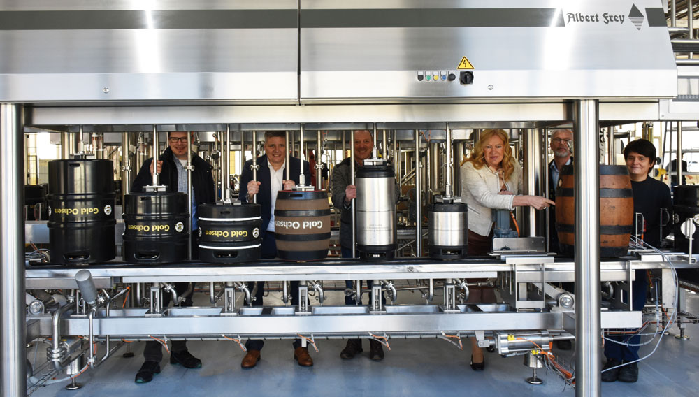 Geschäftsführerin Ulrike Freund und Mitglieder der Geschäftsleitung der Brauerei Gold Ochsen posieren hinter der neuen Keg-Abfüllung