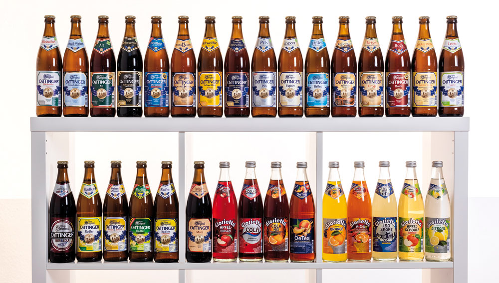 Flaschen mit Bieren und Getränken der Oettinger Brauerei