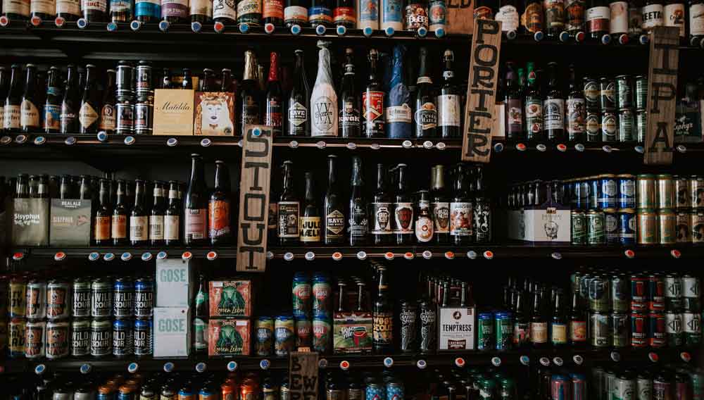 Heutzutage präsentiert sich in den Verkaufsregalen eine große Auswahl an Biersorten, -stilen und -marken (Foto: Christin Hume bei Unsplash)