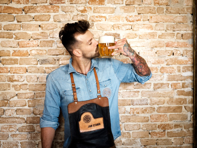 Für das perfekt gezapte Bier muss der Tapster Disziplin, Sauberkeit und Qualitätsbewusstsein mitbringen ... und natürlich ein bisschen Liebe fürs Bier. Für das perfekt gezapte Bier muss der Tapster Disziplin, Sauberkeit und Qualitätsbewusstsein mitbringen ... und natürlich ein bisschen Liebe fürs Bier.