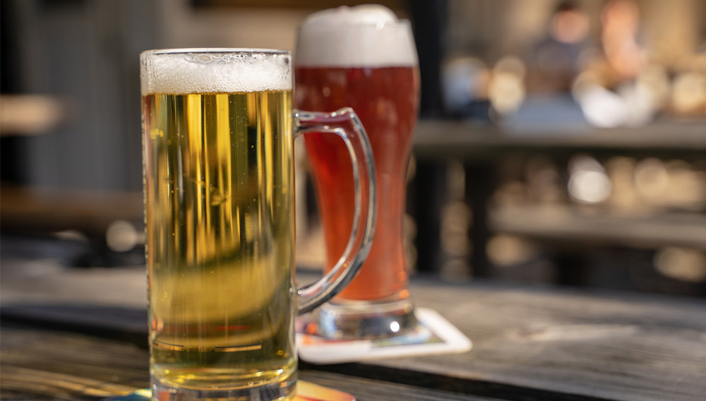 Zwei Biergläser auf einer Biergartenbank (Foto: Thorstenf on Pixabay)